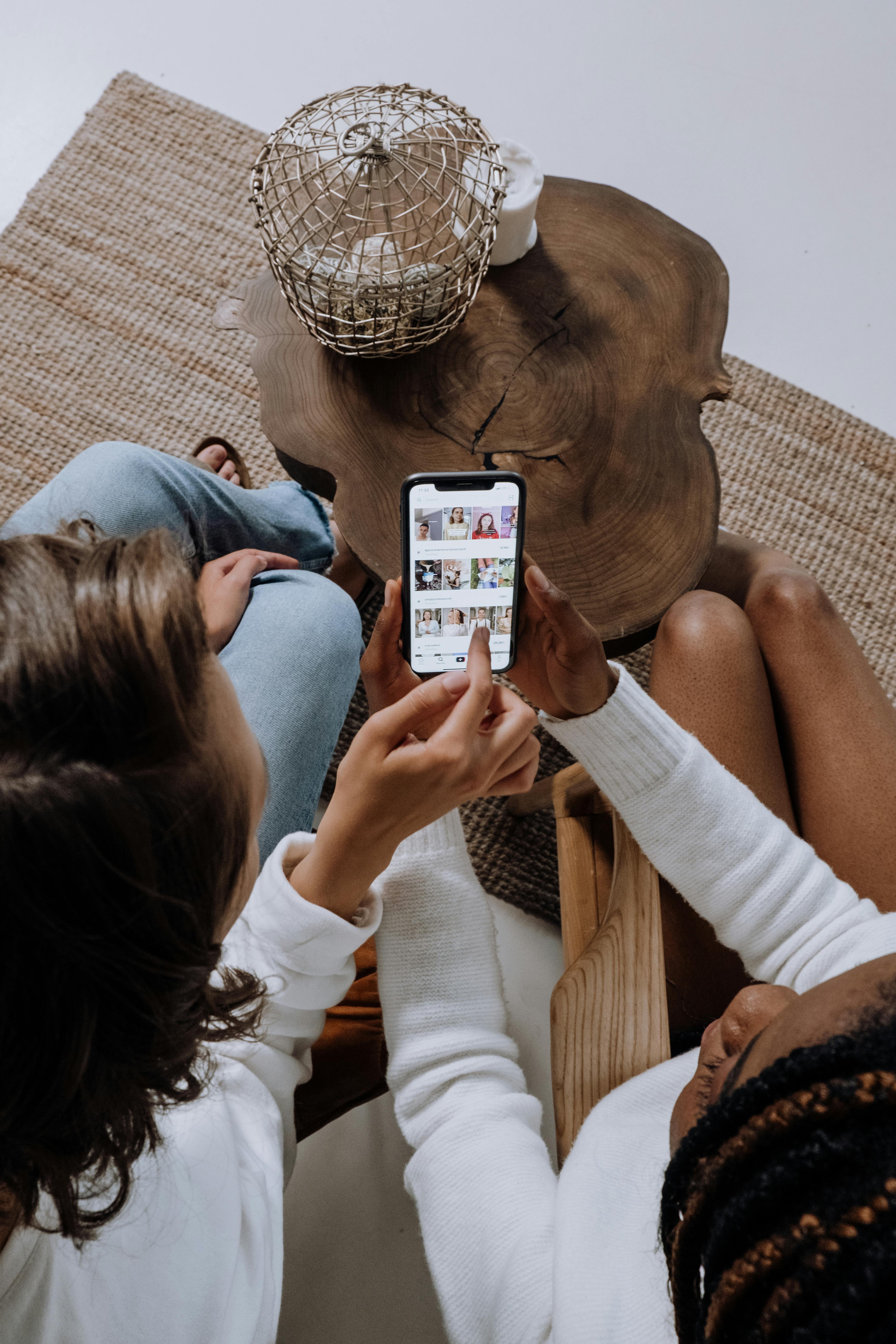communication téléphone communauté littéraire booktok bookstagram Instagram